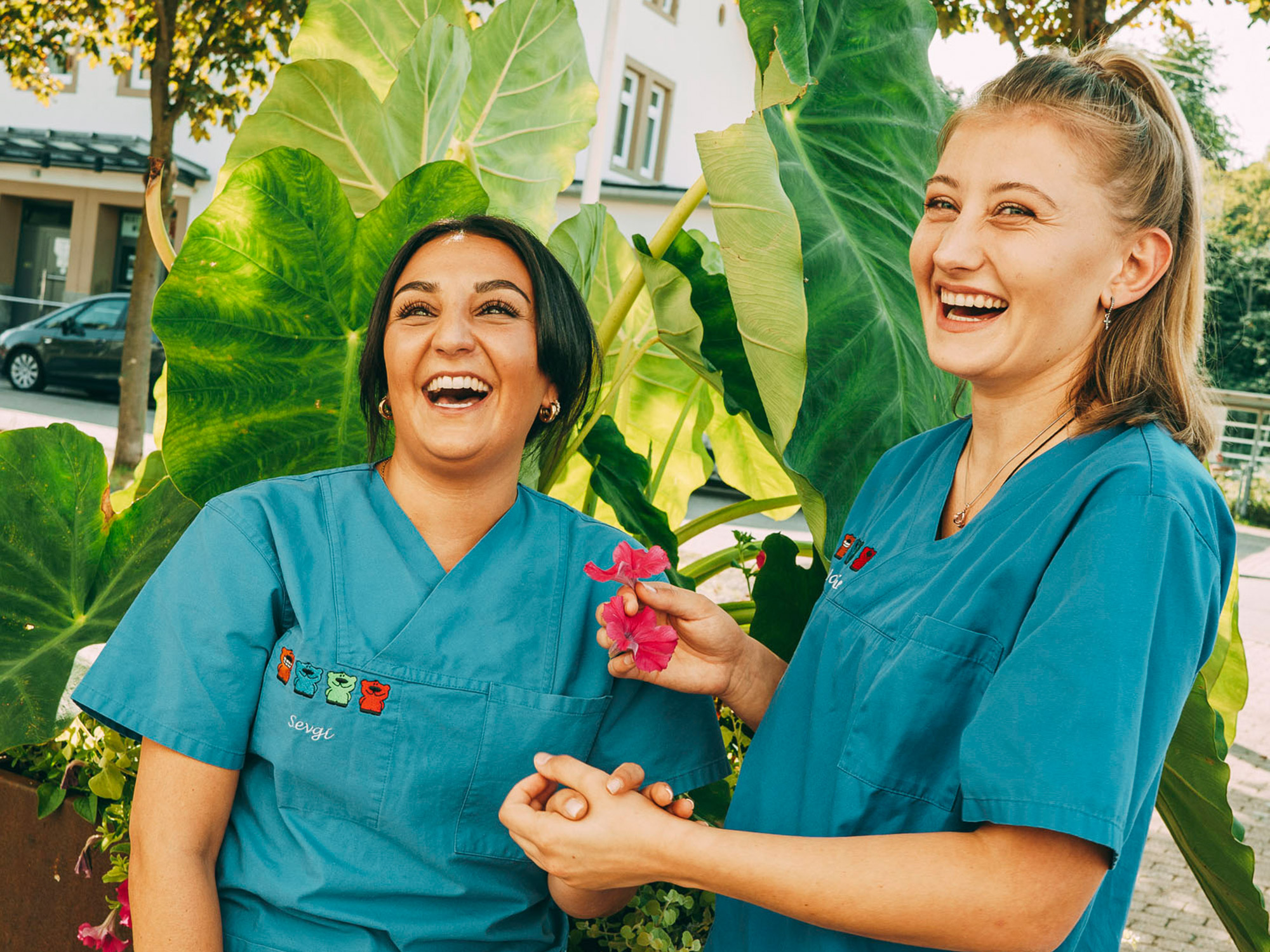 Lachende Mitarbeiter bei docs & bears in Ditzingen.