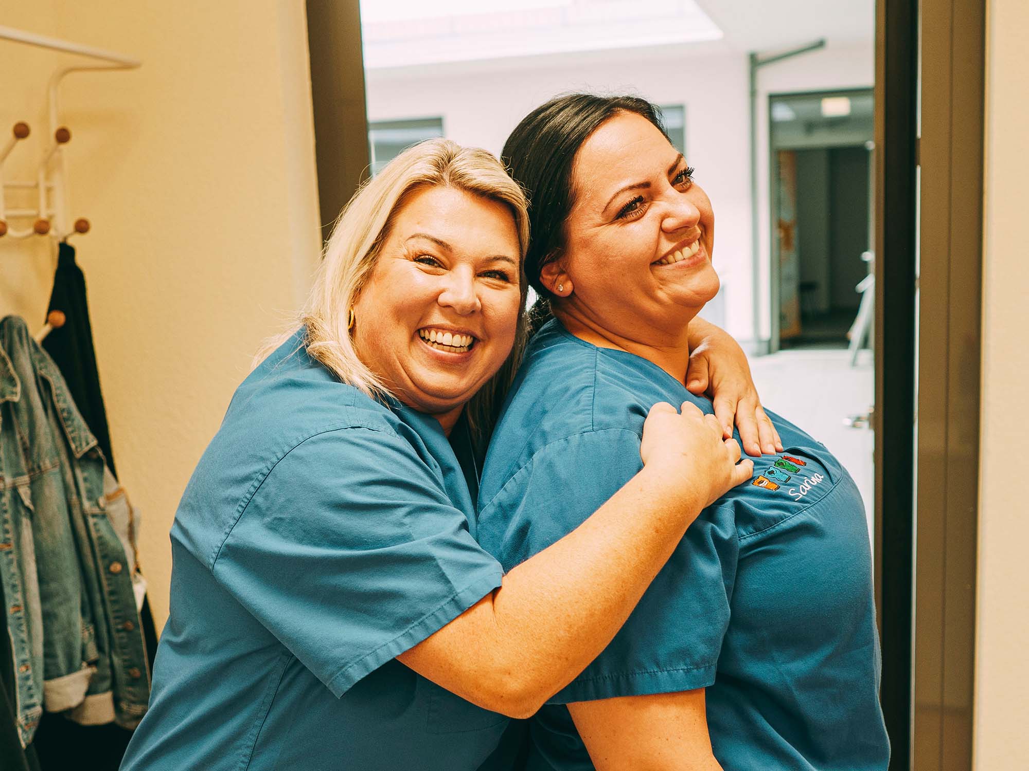 Lächelnde Mitarbeiter von docs & bears freuen sich auf Ihren Besuch in der modernen Praxis.