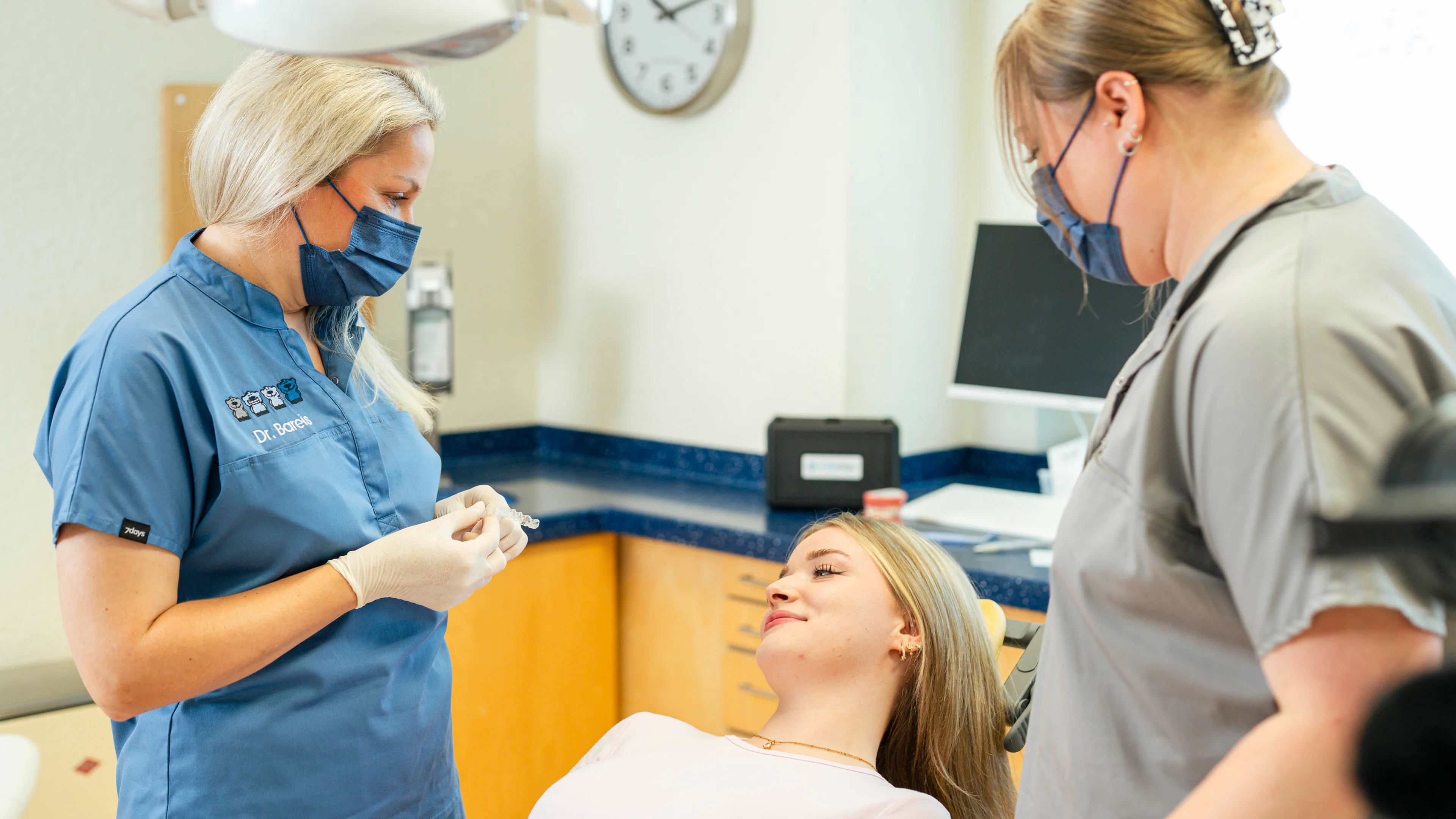 Beratung einer jugendlichen Patientin zu einer unsichtbaren Zahnspange (Invisalign) in der Region Ludwigsburg